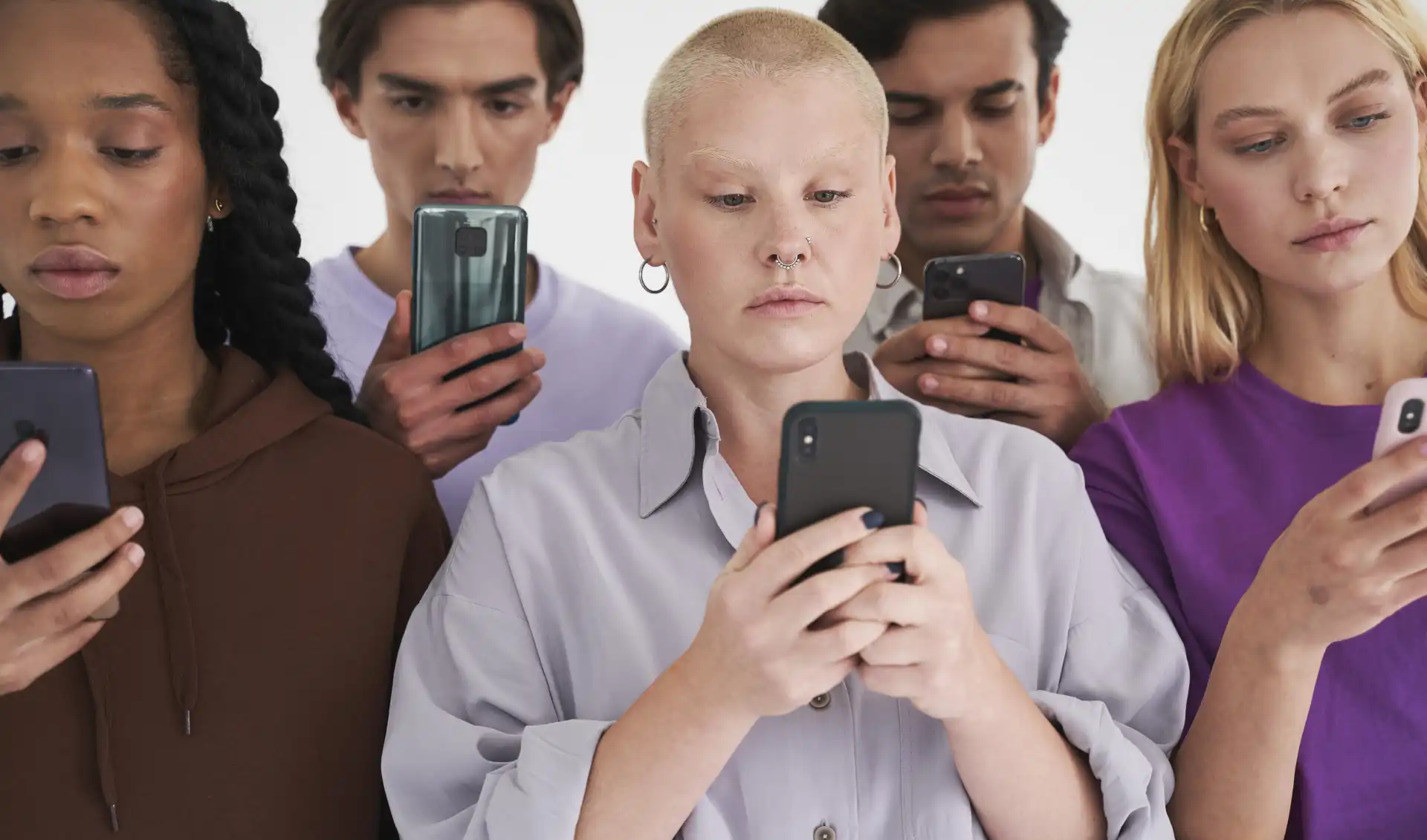 Persone che usano lo smartphone